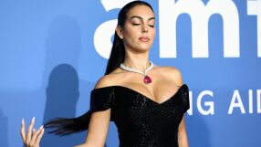 Джорджина с колие за 1,2 млн. евро на червения килим в Кан (ВИДЕО)