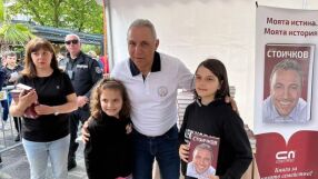 Стотици посрещнаха Стоичков в Бургас въпреки пороя (ВИДЕО)