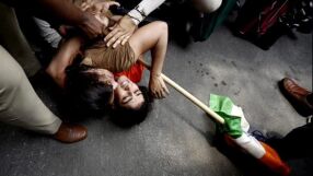 Национали обвиниха депутат в сексуален тормоз, арестуваха ги (ВИДЕО)