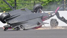 Пилот оцеля след зловеща катастрофа на Инди 500 (ВИДЕО)