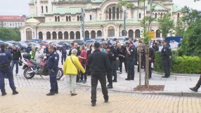 Недоволство след изтеклите записи: Протестиращи освиркват ПП-ДБ и ГЕРБ