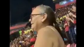 Лудница: Баба се съблече на футболен мач в Бразилия (ВИДЕО)