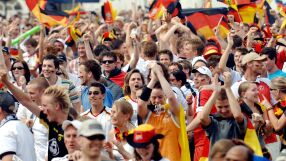 Само по чорапи: Гол отбор протестира срещу УЕФА (СНИМКИ)