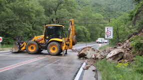 Свлачище затвори лента за движение в Кресненското дефиле