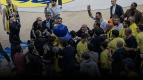 Меле с... пиле: Баскетболна среща завърши с як бой (ВИДЕО)