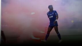 Във Франция като у нас: Фенове замерят своите с ракети (ВИДЕО)