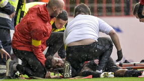 Бивш играч на Арсенал в безсъзнание на терена 