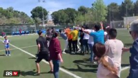 Родители се посрамиха с меле на детски мач (ВИДЕО)