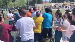 Родители се биха жестоко на детски мач (ВИДЕО)