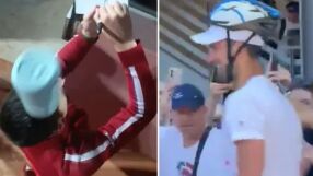 Джокович отново раздава автографи, вече с каска (ВИДЕО)