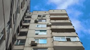 Полицаи спасиха 30-годишен мъж, подготвил се да скочи от седмия етаж на блок в Кърджали