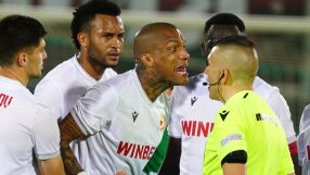 Удари и плюнка: Каранга изгоря за 6 мача, Текпетей - за 4