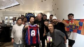 Над 500 почитатели посрещнаха Стоичков в Банкок