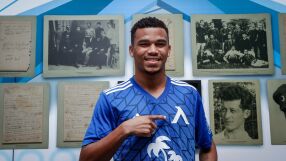 Първият нов: Левски подписа с Майкон (СНИМКИ и ВИДЕО)