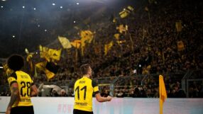 Марко Ройс купи бира за 80 000 фенове (СНИМКА)