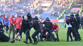 Фенове се бият, седалки хвърчат (ВИДЕО)