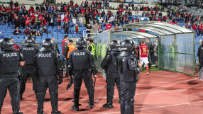 Полицията: Замеряха ни с капаци от шахти (ВИДЕО)