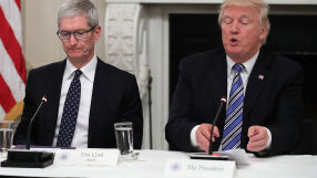 „Имах малък проблем с Тим Кук“: Тръмп не иска Apple да произвежда в Индия