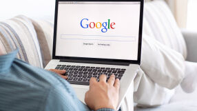 Когато шефовете му разбират, че търси информация в Google на работа, той e уволнен