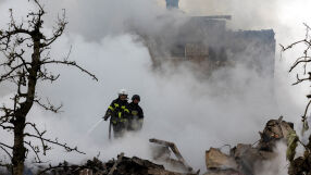 След руската атака в Тернопол: Спасителни екипи издирват 22-ма изчезнали сред руините 