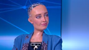 Ексклузивно в главната роля: Тя, роботът - София! 