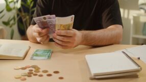 Близо 800 000 работещи у нас може да останат без ваучери за храна още през есента