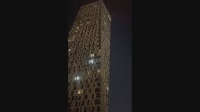 Ударената от дрон сграда в Москва: Кадри показват разпръснати по пътищата отломки (ВИДЕО)