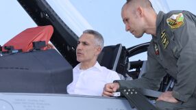 Гюров в ролята на пилот: Премиерът разгледа изтребителите F-16 отблизо (СНИМКИ)