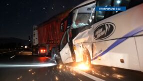 Симулация с изкуствен интелект показва момента на сблъсъка между автобуса и тира