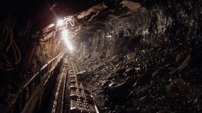 Около 18 миньори са блокирани в мина 