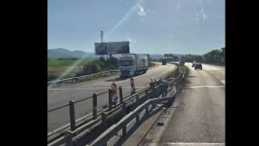 Тир се вряза в мантинелата, спирайки в насрещното движение на "Хемус" 