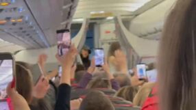Победителката в „Евровизия“ DARA отпътува за София под аплодисментите на фенове (ВИДЕО)