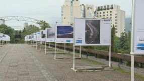 Фотоизложба на Моста на влюбените показва „невидимото“: Какъв въздух дишаме в София?