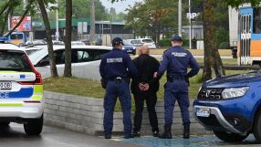 Рецидивист с нож нападна полицаи при опит за арест в София (СНИМКИ)