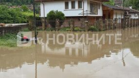 Наводнени жилища и отнесени коли: Ситуацията във Велико Търново остава критична заради обилния валеж (СНИМКИ)