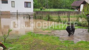 Проливните дъждове: Река Вит излезе от коритото си и заля дворове в Тетевен (ВИДЕО и СНИМКИ)