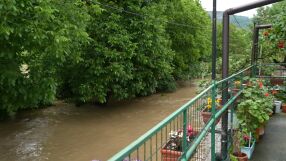 Жители на Велико Търново: Спяхме на дежурства през нощта, през цялото време следяхме докъде е стигнала водата 