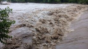 Евакуация в Севлиево, водата по улиците достигна 1,20 метра (СНИМКИ)