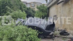 Полицейска гонка в Бургас: Кола падна от пътното платно, трима мигранти са в болница (СНИМКИ)