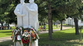 Нов духовен символ в Поморие: Триметров мраморен паметник на Кирил и Методий (СНИМКИ)
