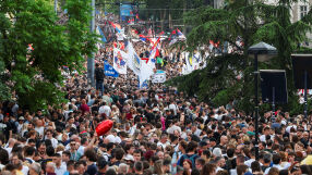 Къде се събраха над 180 000 души на антиправителствен протест?