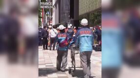 Мъж разпръска вещество със спрей в мол, над 20 души са пострадали (ВИДЕО)