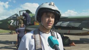 „Искам и се стремя да стана пилот“: Голям интерес от деца към бойните самолети в авиобаза „Безмер“ 