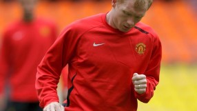 Пол Скоулс ударен с топка докато говори на живо по телевизията (ВИДЕО)