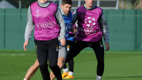 Ливърпул тренира преди полета за България 