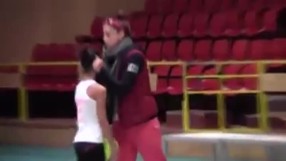 Треньорка от Бургас дърпа ушите на малки гимнастички (ВИДЕО)