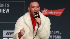 Бесният Конър МакГрегър опита да хвърли стол по Алварес (ГАЛЕРИЯ и ВИДЕО)