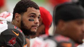 Състезател по американски футбол протестира срещу Тръмп