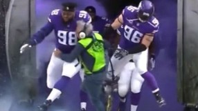 Американски футболисти счупиха очилата на озвучител (ВИДЕО)