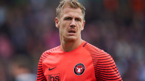 Силен вятър направи за смях вратар на 